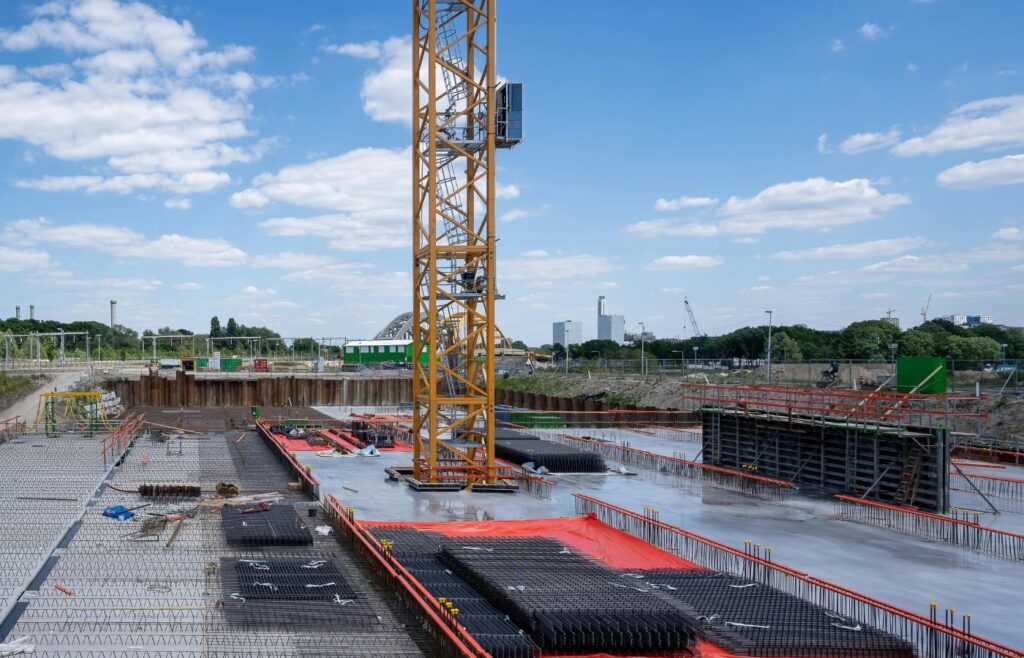 Baustelle, auf der gerade der Boden mit Beton gegossen wird